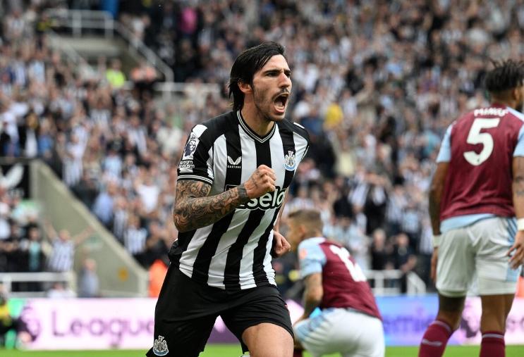 为什么说哈维-马丁内斯是球场上的万能胶？