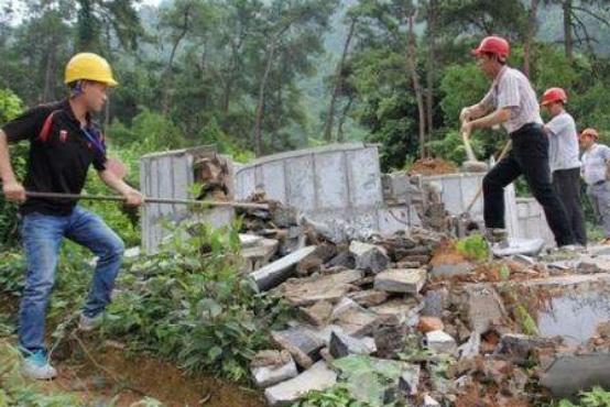 梦见村长暗藏的7层隐喻与2025破局指南