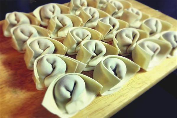 女人梦见盖厚被子是吉兆吗？2025年情感与财富解码