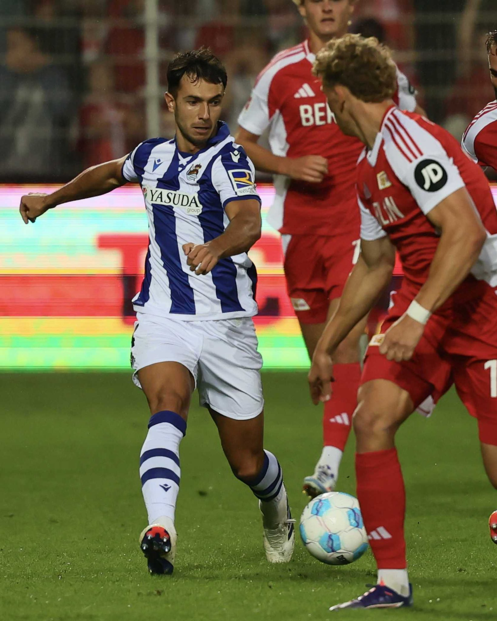 皇家社会比赛高清图片，让你仿佛置身赛场