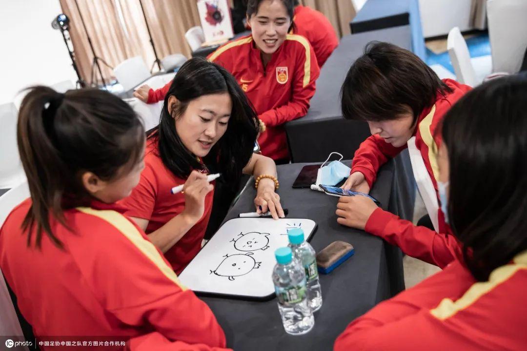 男足队员为啥集体围观女足比赛？