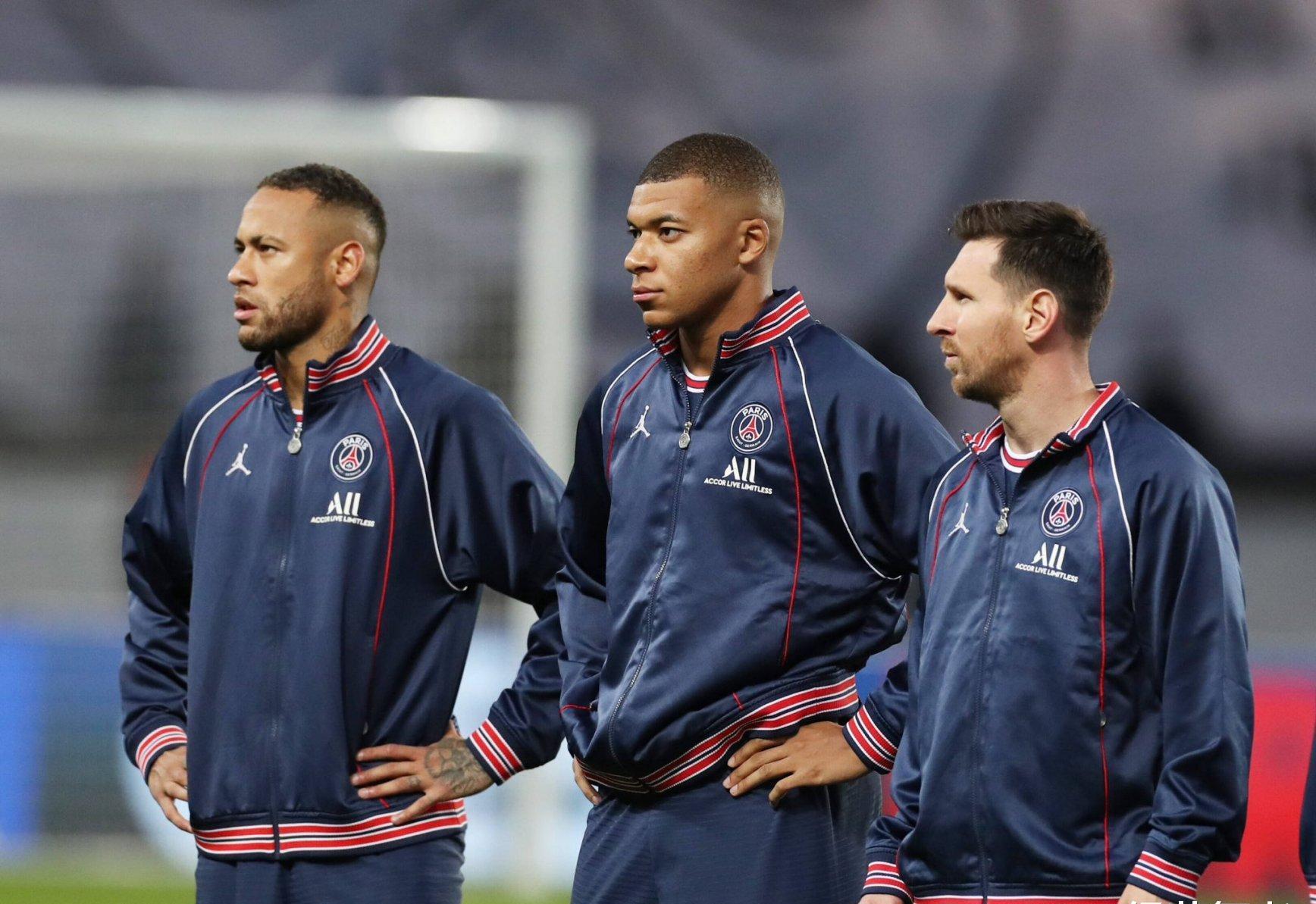 C罗真的给梅西下跪了吗? C罗真的给梅西下跪了吗?