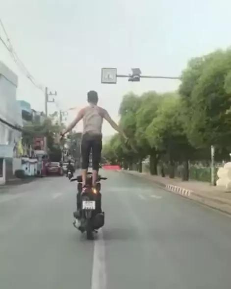 摩托车三个人一起做了起来会被罚款吗