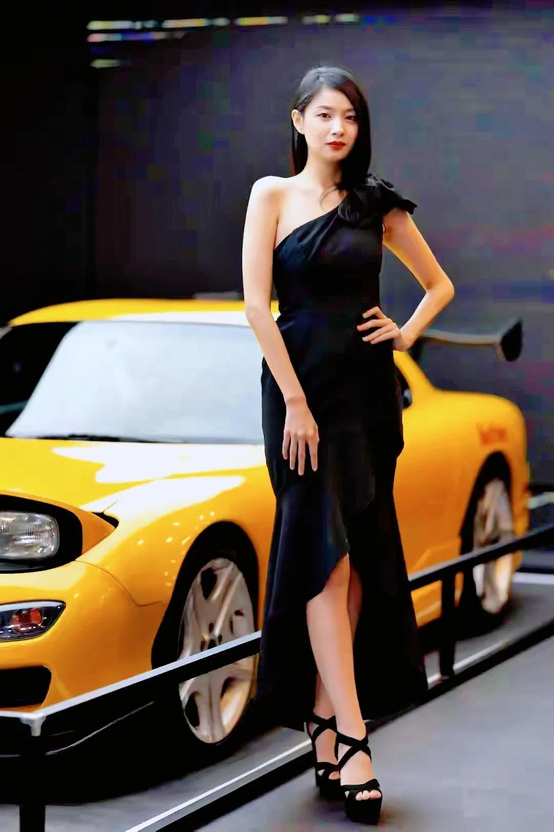 2014广州车展车模：角色转型背后的行业思考，从颜值到专业素养的跨越