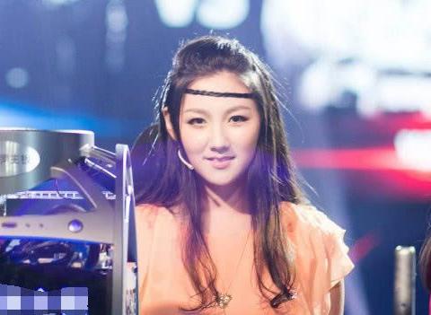 小苍淘宝店铺是怎么从电竞解说成功转型年入百万的？