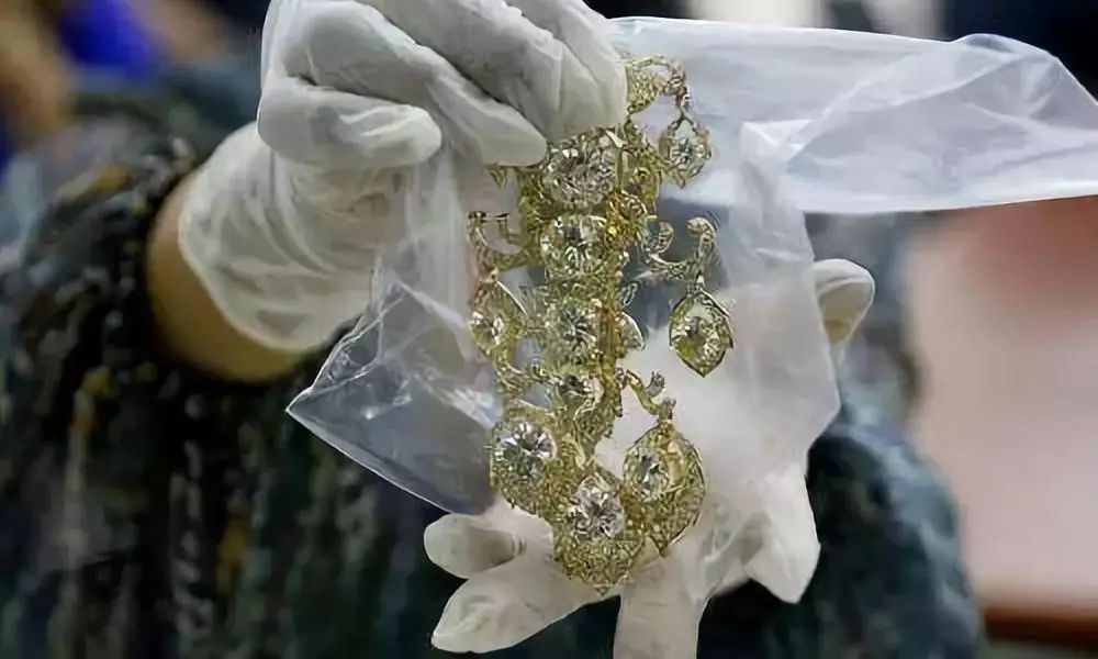 揭秘！她的珠宝首饰竟价值连城，鞋子只穿一次