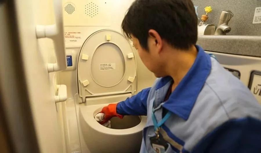 飞机马桶真能把人吸进去吗？