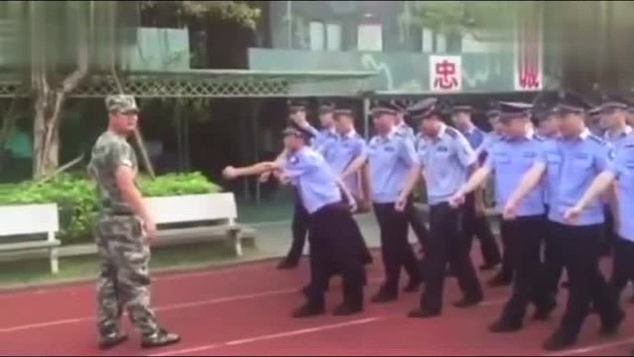 【军营日常训练中的搞笑瞬间】严肃训练里的小插曲，看完忍不住笑