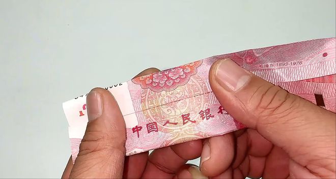 新的100元大钞如何辨别真假。？_百元假币辨别方法_现金真假识别技巧