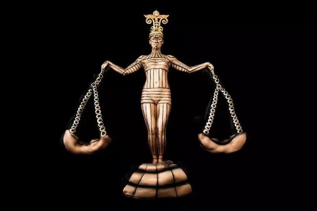 女性梦见裸身预示什么？2025年三大星座危机与化解术