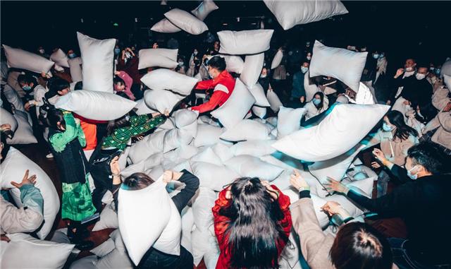 购物狂潮圣诞又至 让消费者“痛并快乐着”