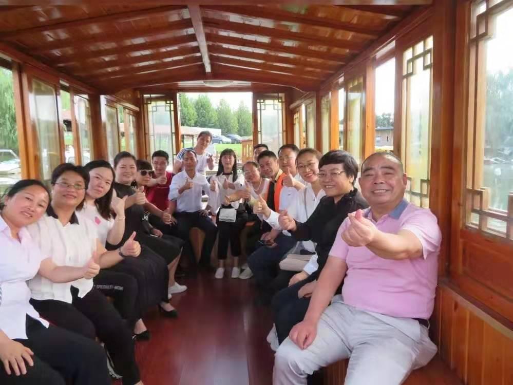 梦见帮别人买衣服预示什么？2025解梦全维度解析