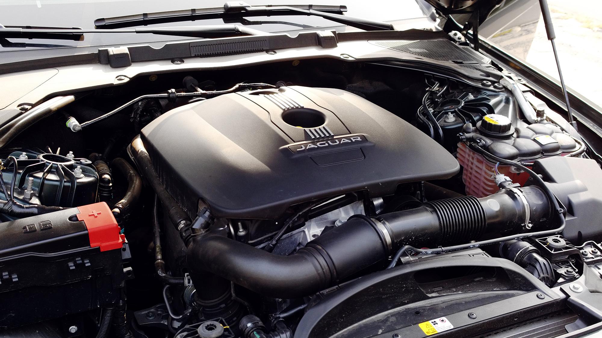 捷豹XE为何被称为运动轿车的标杆,设计美学与动力性能如何兼得,同价位竞品对比谁更胜一筹? 捷豹XE为何被称为运动轿车的标杆,设计美学与动力性能如何兼得,同价位竞品对比谁更胜一筹?