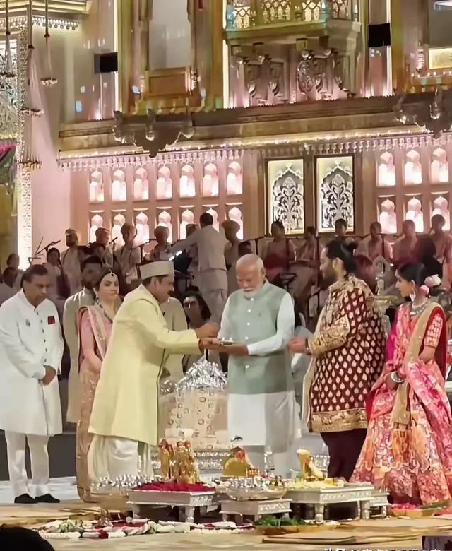 印度旅游团来上海旅游，落地的瞬间，全都眉头紧锁一个个目瞪口呆