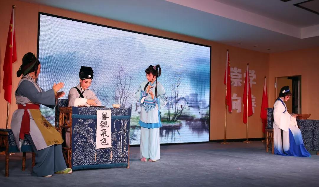 越剧何文秀哭牌算命为啥能让观众边哭边笑？