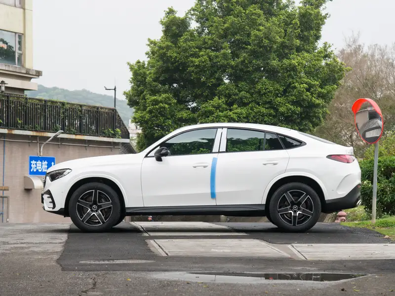 奔驰GLC轿跑正侧