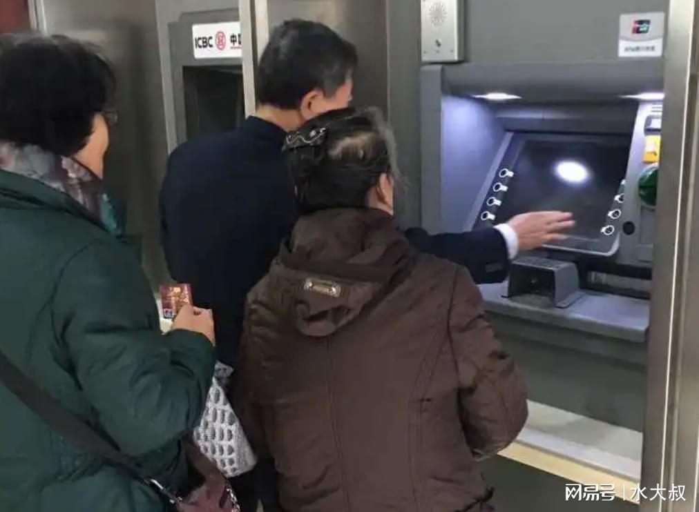 存折在ATM机上怎么取钱？步骤拆解，老人也能轻松操作