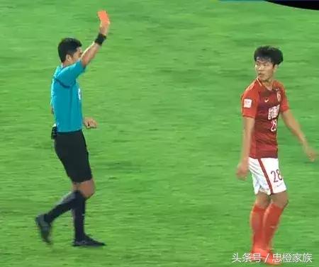 国足助教为何也会被红牌罚下?看台观众都懵了! 国足助教为何也会被红牌罚下?看台观众都懵了!