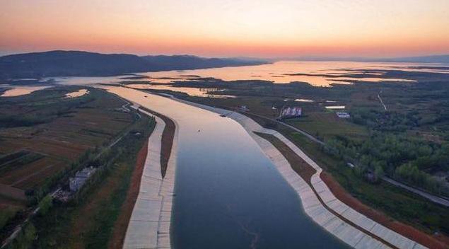 2025年梦见龙吸水预示什么？3个转运诀窍改变事业危机