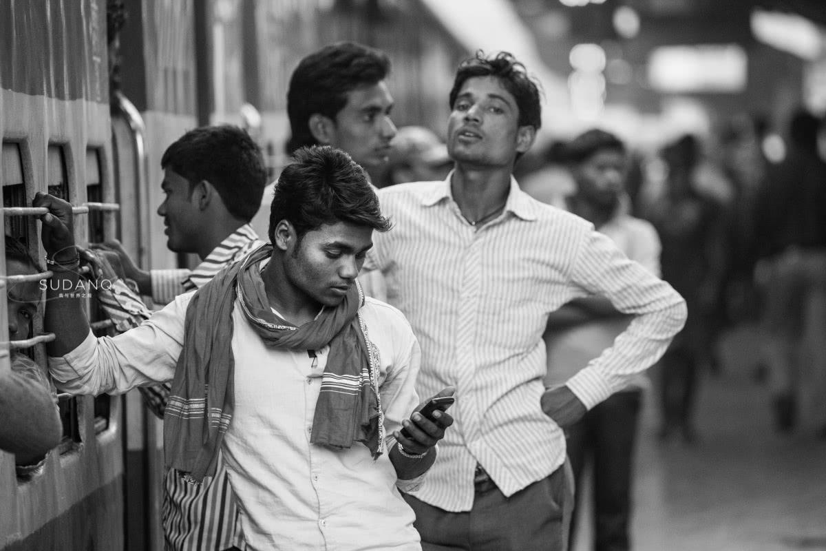 宝马316i：入门级豪华轿车解析，性能与配置如何平衡，为何成为争议焦点？