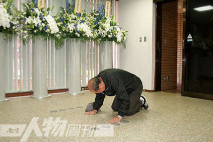 吊唁老人照片-跪