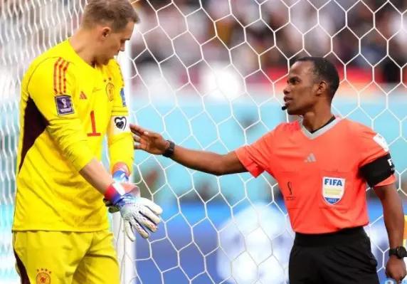 足球运动员的彩虹袖标为什么总被禁？