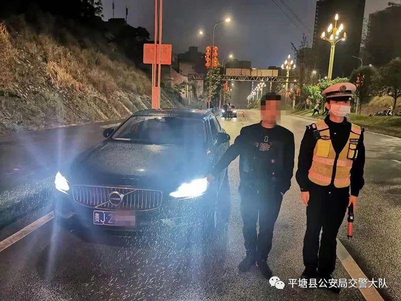 奔驰为何敢多次硬闯救护车通道?交警怒吼背后藏着什么真相? 奔驰为何敢多次硬闯救护车通道?交警怒吼背后藏着什么真相?