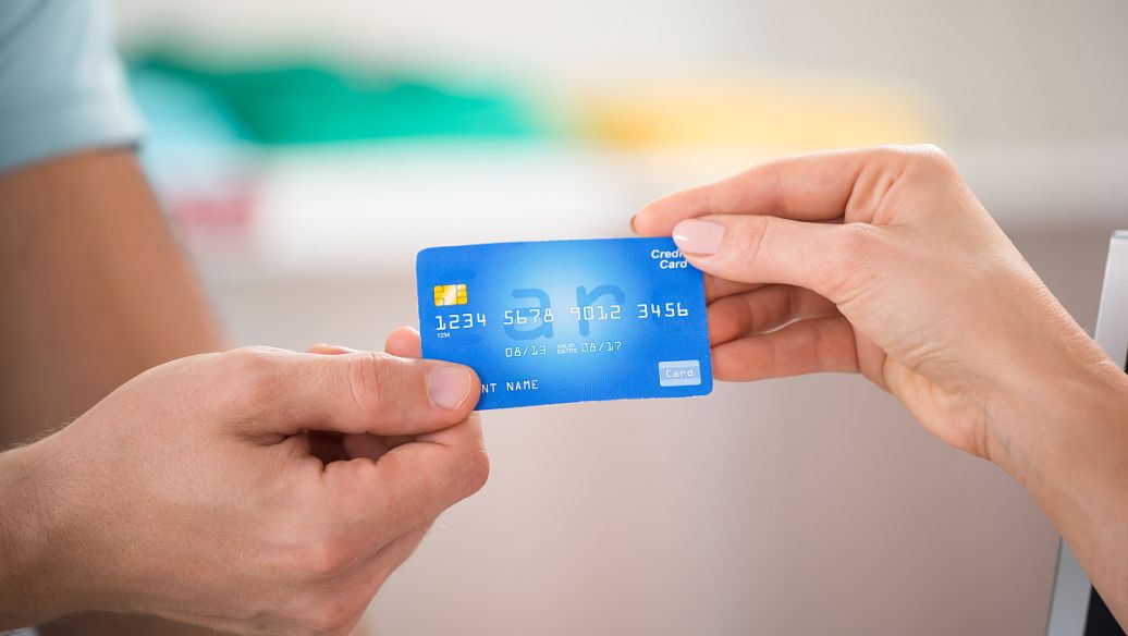 办银行卡需要什么材料？线上线下办理材料差异，这几点要注意