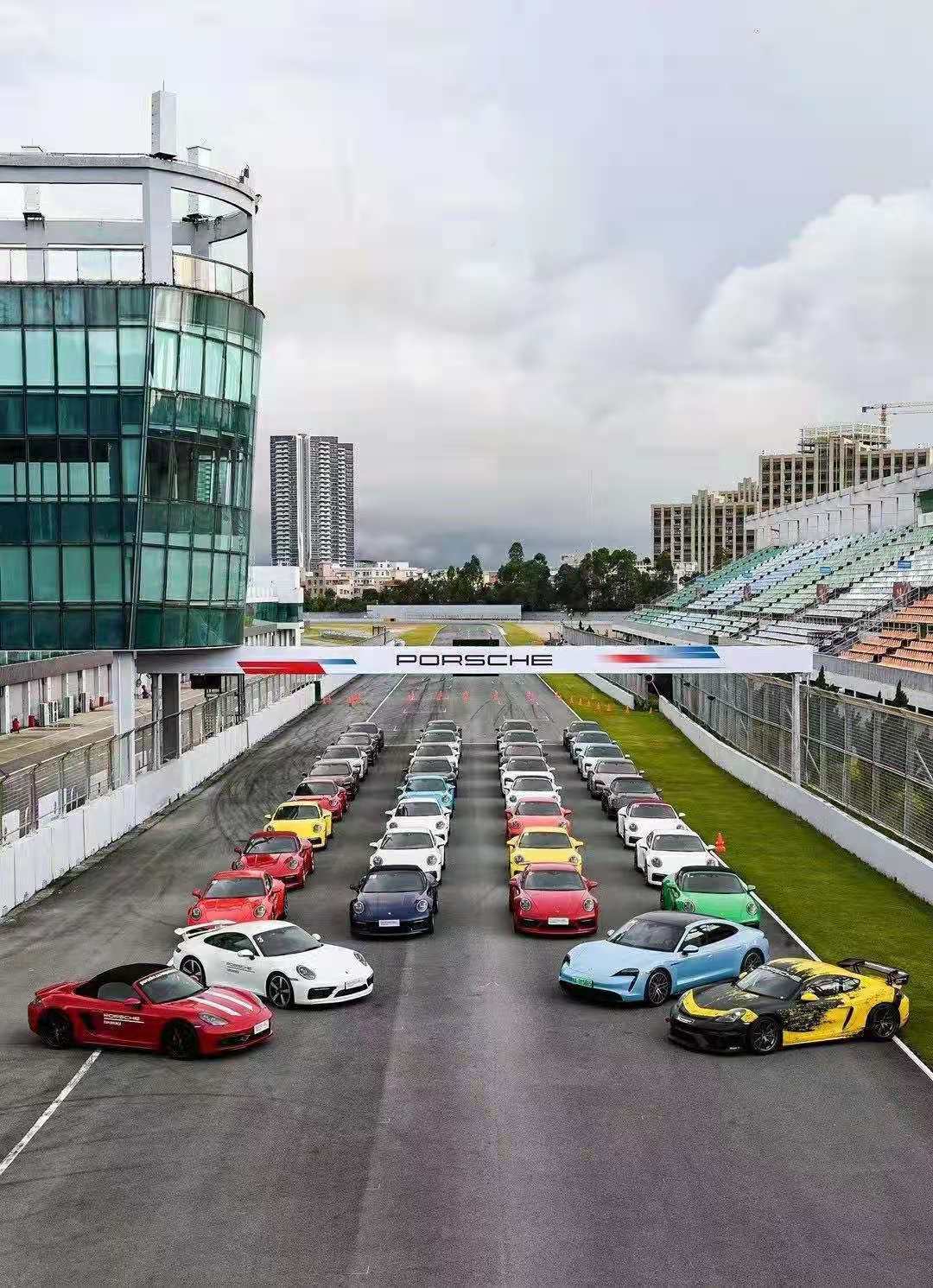 【靠谱赛车微信群推荐】，专业靠谱，带你开启赛车社交新体验