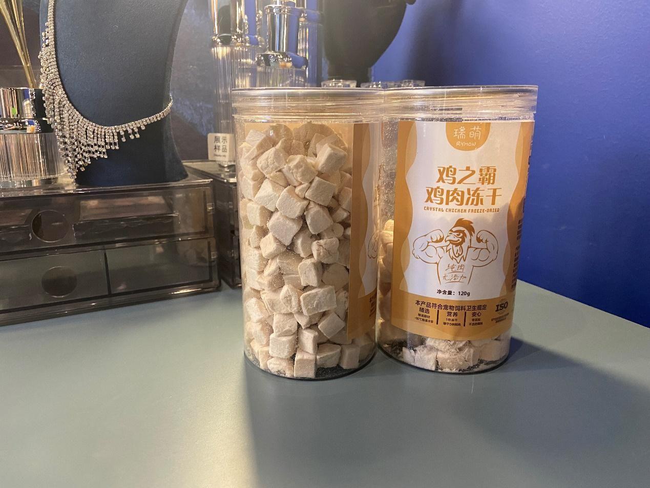 主子吃冻干到底该泡水还是直接啃？