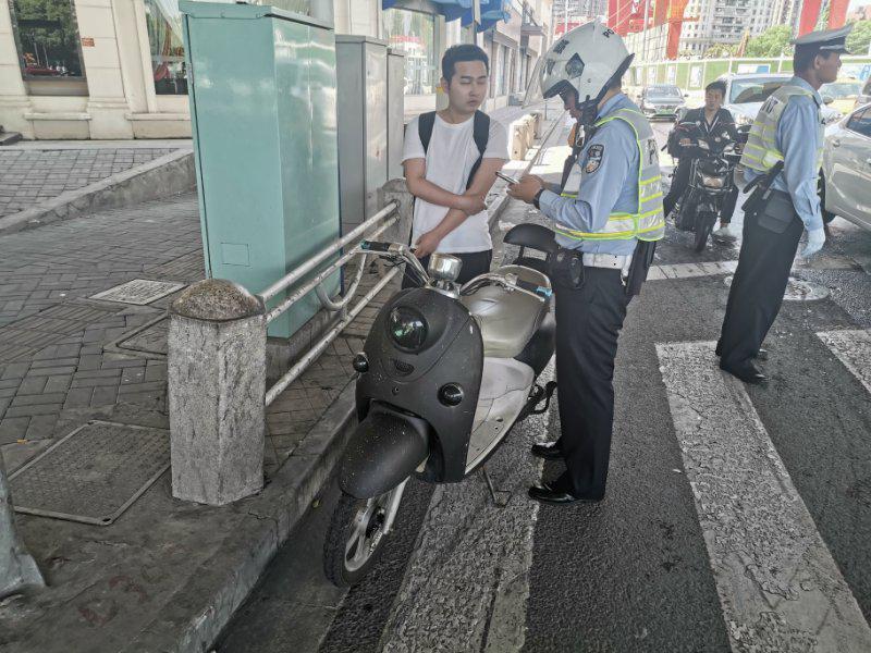 上海马路上惊现 套牌出租车 ！这些车到底有多坑人？