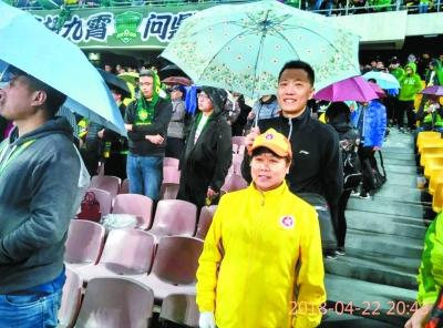 教练在场边打伞到底藏着什么战术秘密? 教练在场边打伞到底藏着什么战术秘密?