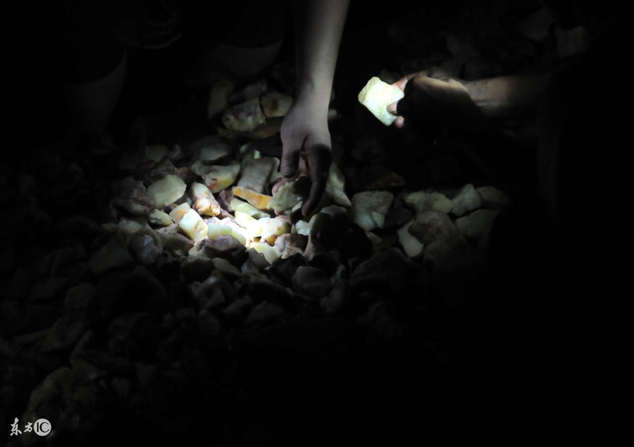 中年女人梦见别人遗体预示什么？2025年能量场转折解析