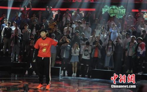 足球解说如何走出传统套路 “足球解说大会”让你耳目一新