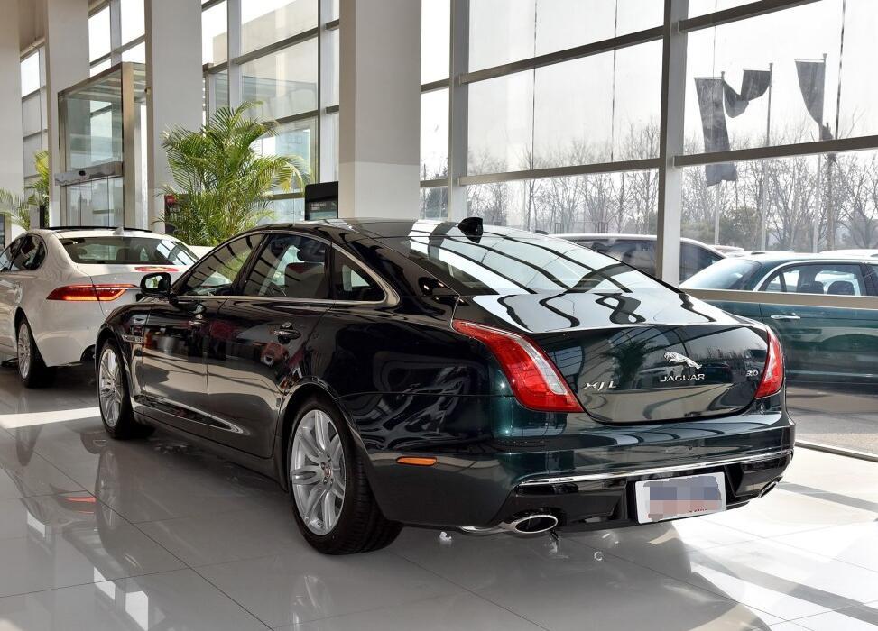 厦门路虎为何当街猛撞捷豹？