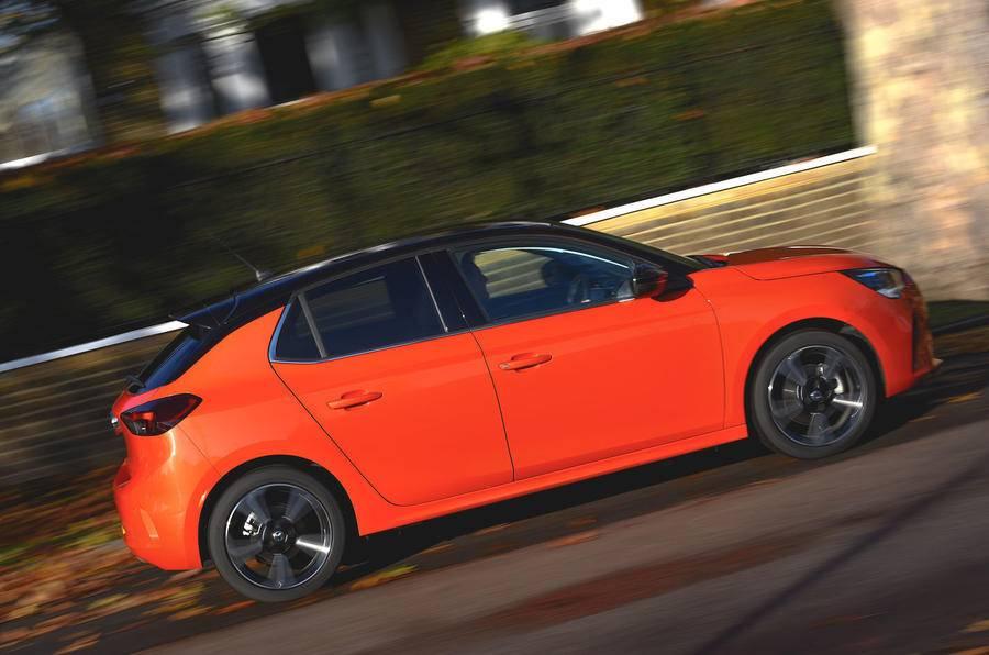 赵薇和黄有龙曾辉煌无限，如今他们的故事引发诸多争议