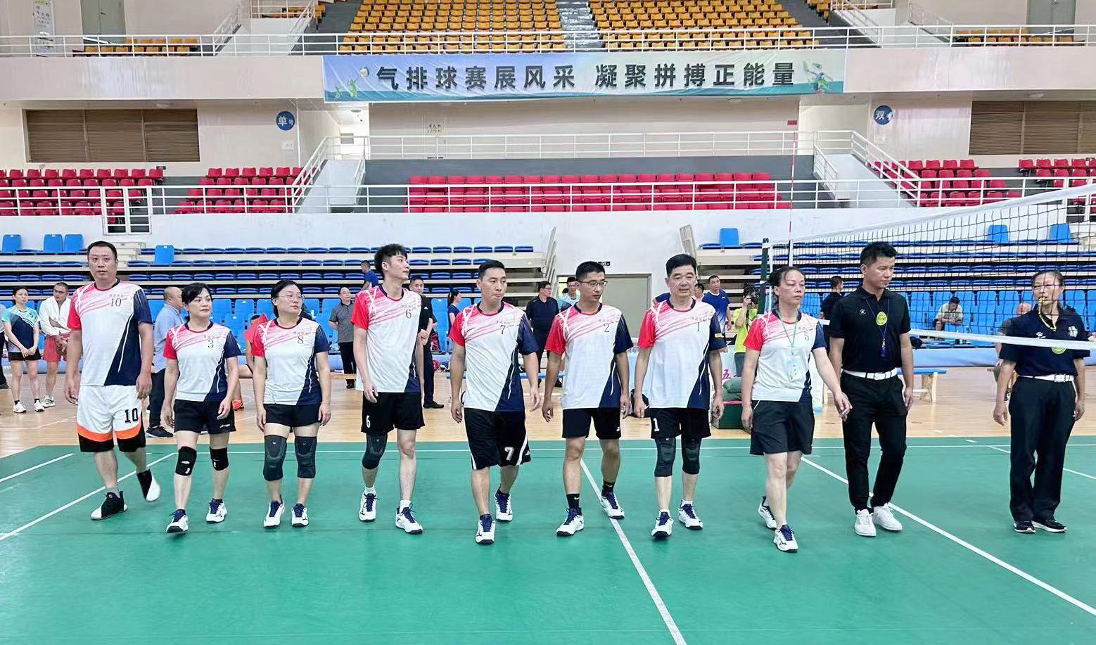 校园篮球友谊赛：青春力量汇聚，赛场绽放无限活力