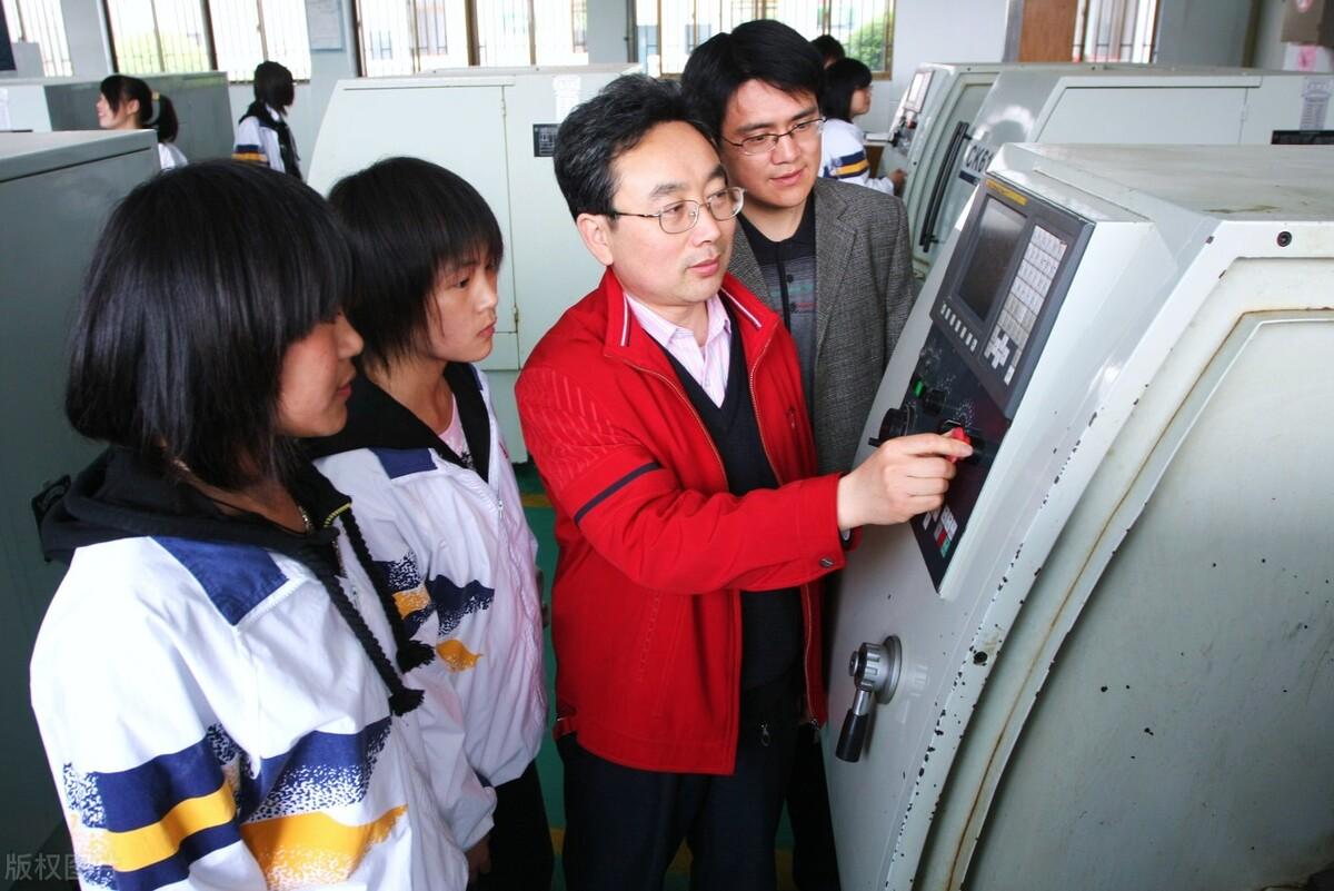 梦见当兵的男人追我？心理学解析4重隐喻与危机干预指南