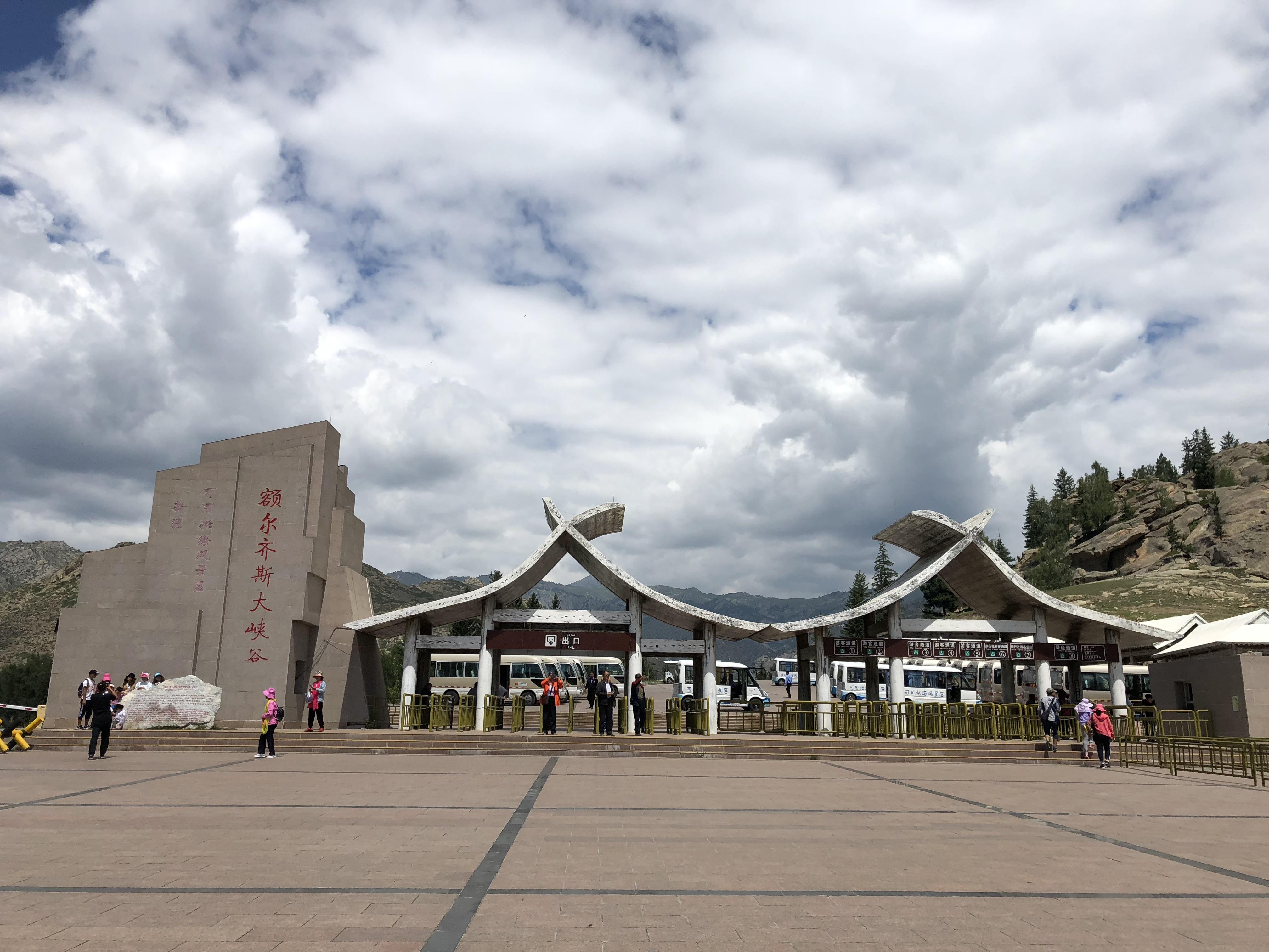 梦见骑大红马狂奔预示什么？周公解梦与心理玄机深度解析