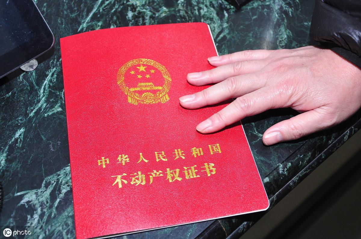 梦见自己坐公交车的深层预兆：2025年事业转折与星座破局指南