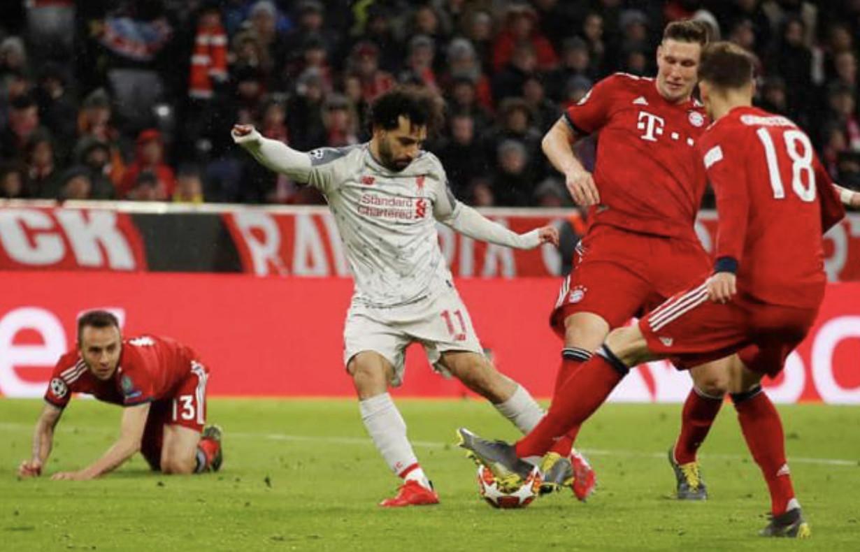 C罗真的给梅西下跪了吗? C罗真的给梅西下跪了吗?