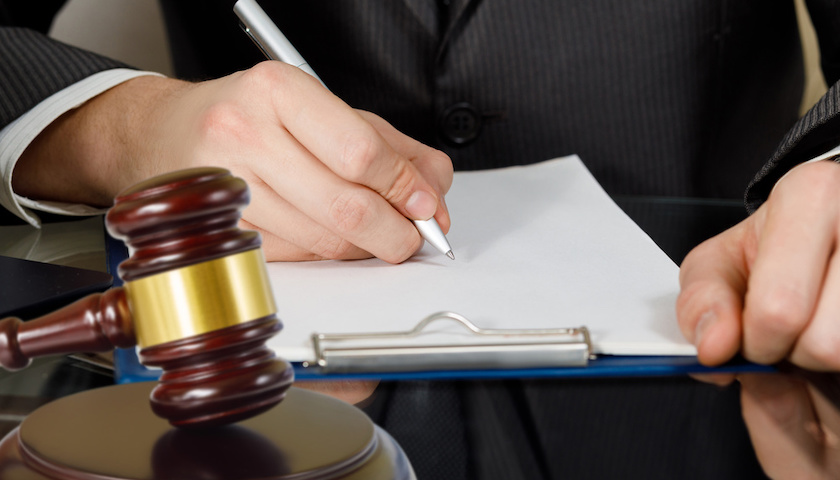 上海刑事律师事务所电话：高效沟通的第一步，守护你在法庭前后的权益