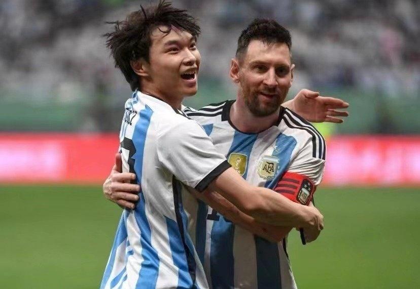 为什么澳大利亚球员比赛后都抢着和梅西合影？