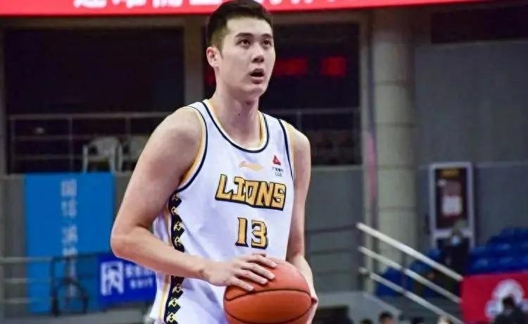 篮球场上肘击有多危险?李金效受伤事件给我们什么警示? 篮球场上肘击有多危险?李金效受伤事件给我们什么警示?