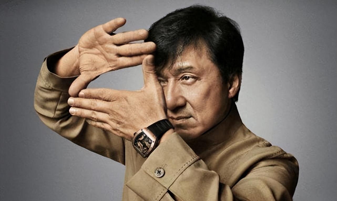 你家猫咪突然躲进衣柜还疯狂刨窝？这真的是要生了吗？