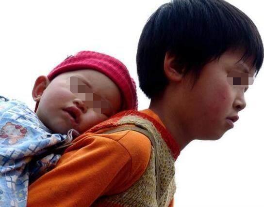 梦见没穿鞋走路？2025年职场人必看的3大预兆与化解指南