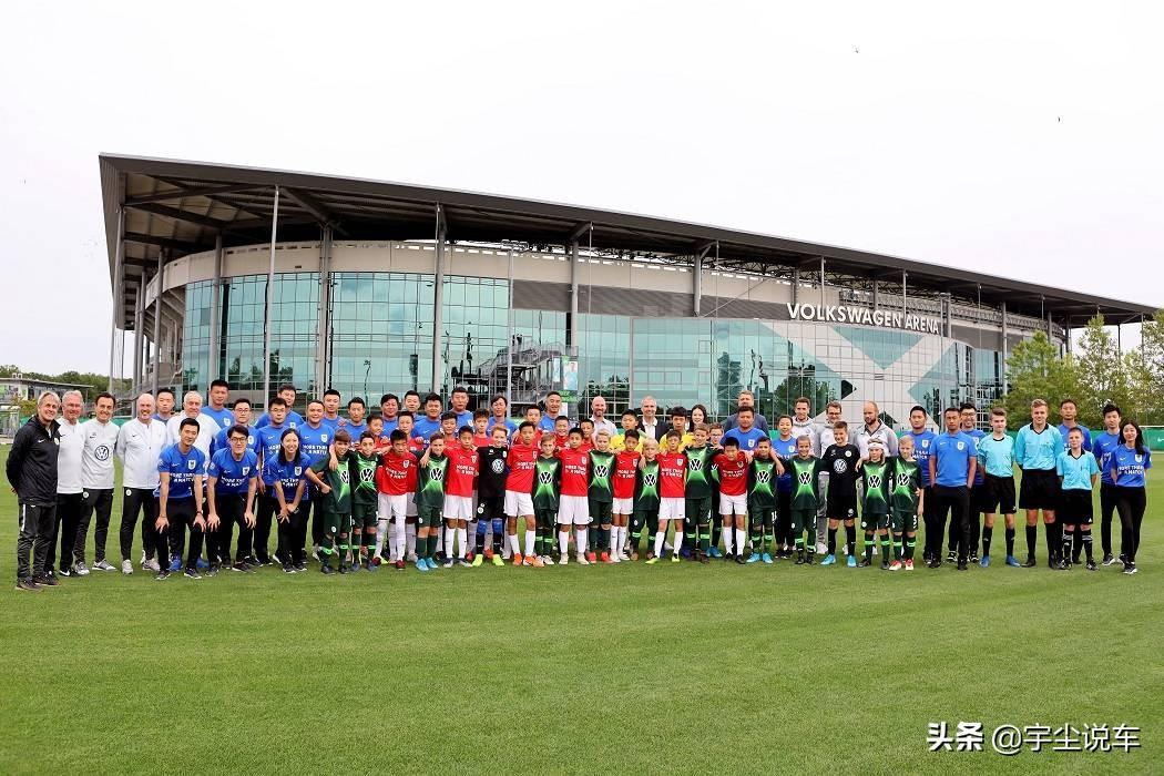 校园篮球友谊赛：青春力量汇聚，赛场绽放无限活力