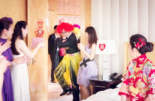 结婚惩罚问题中的拦门游戏该怎么玩才不过火? 结婚惩罚问题中的拦门游戏该怎么玩才不过火?