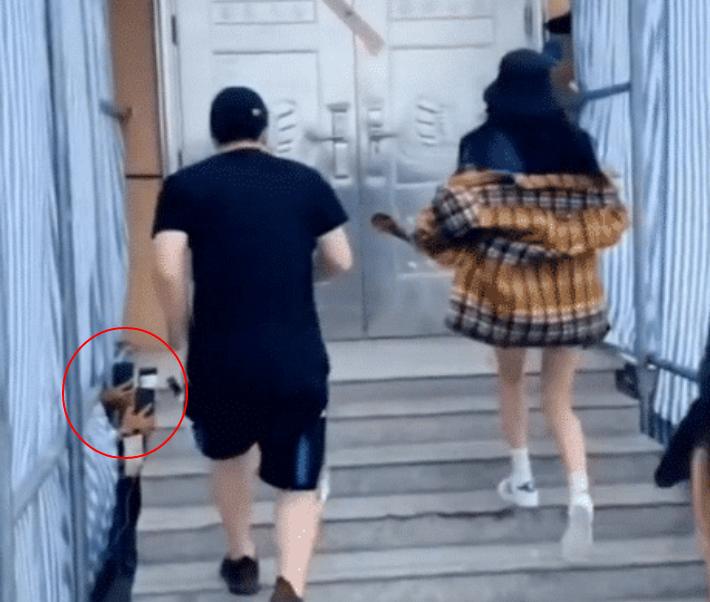 EXO被黑上热搜，粉丝该咋办？