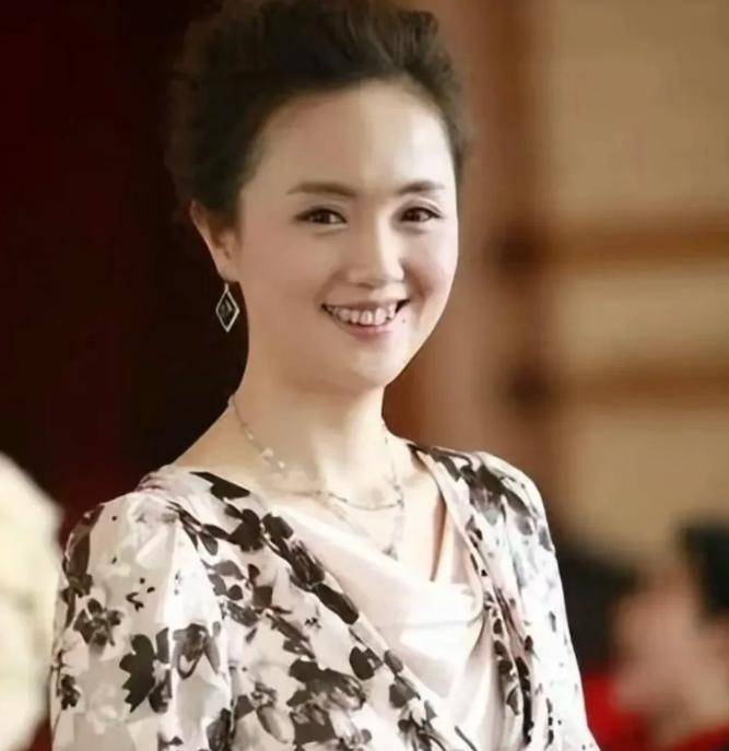 51岁朱媛媛低调离世，片场大笑旧照引泪目：不炒作的真实人生